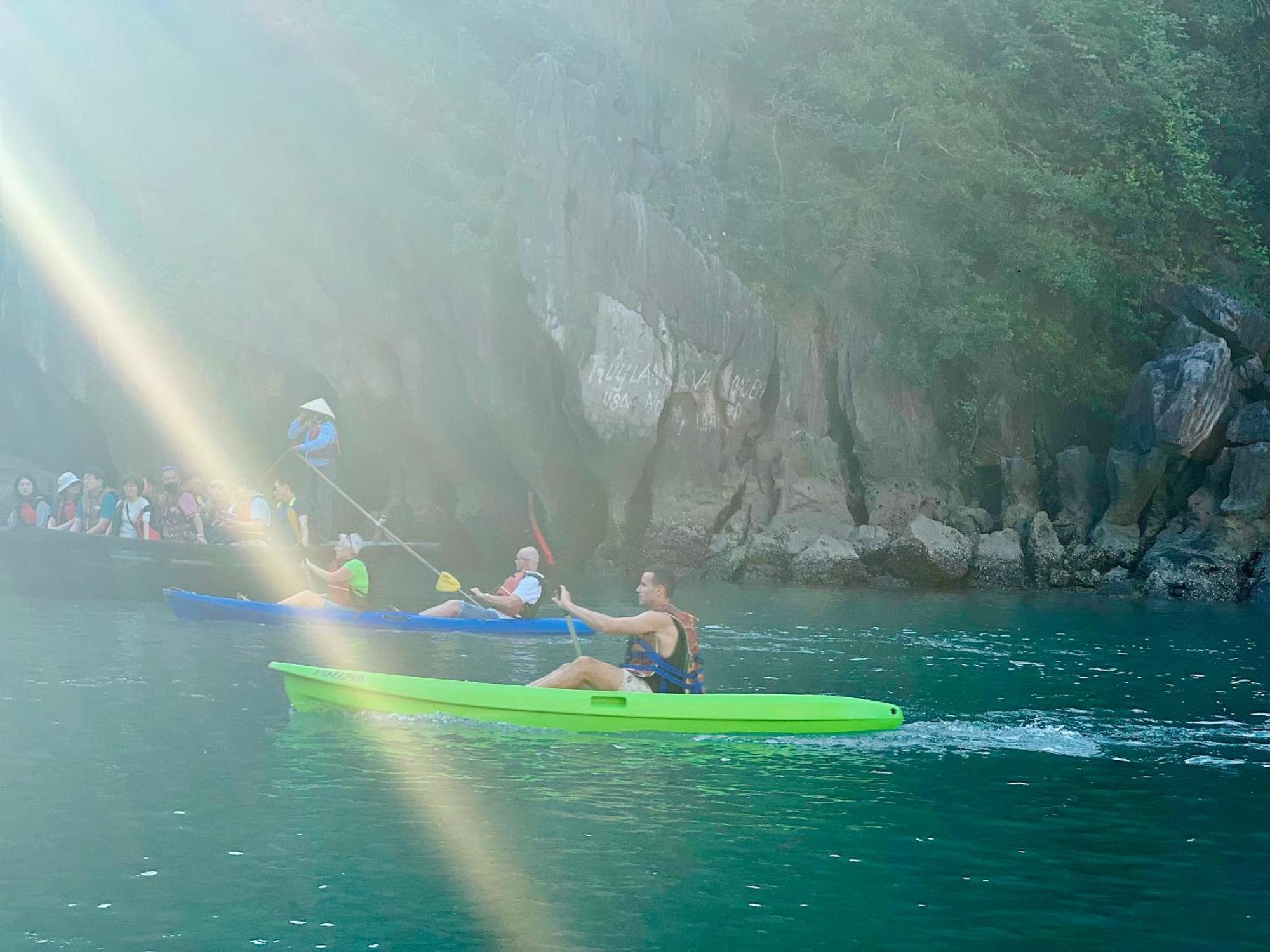 Dragon Crown Legend Cruise Hotell Ha Long Exteriör bild