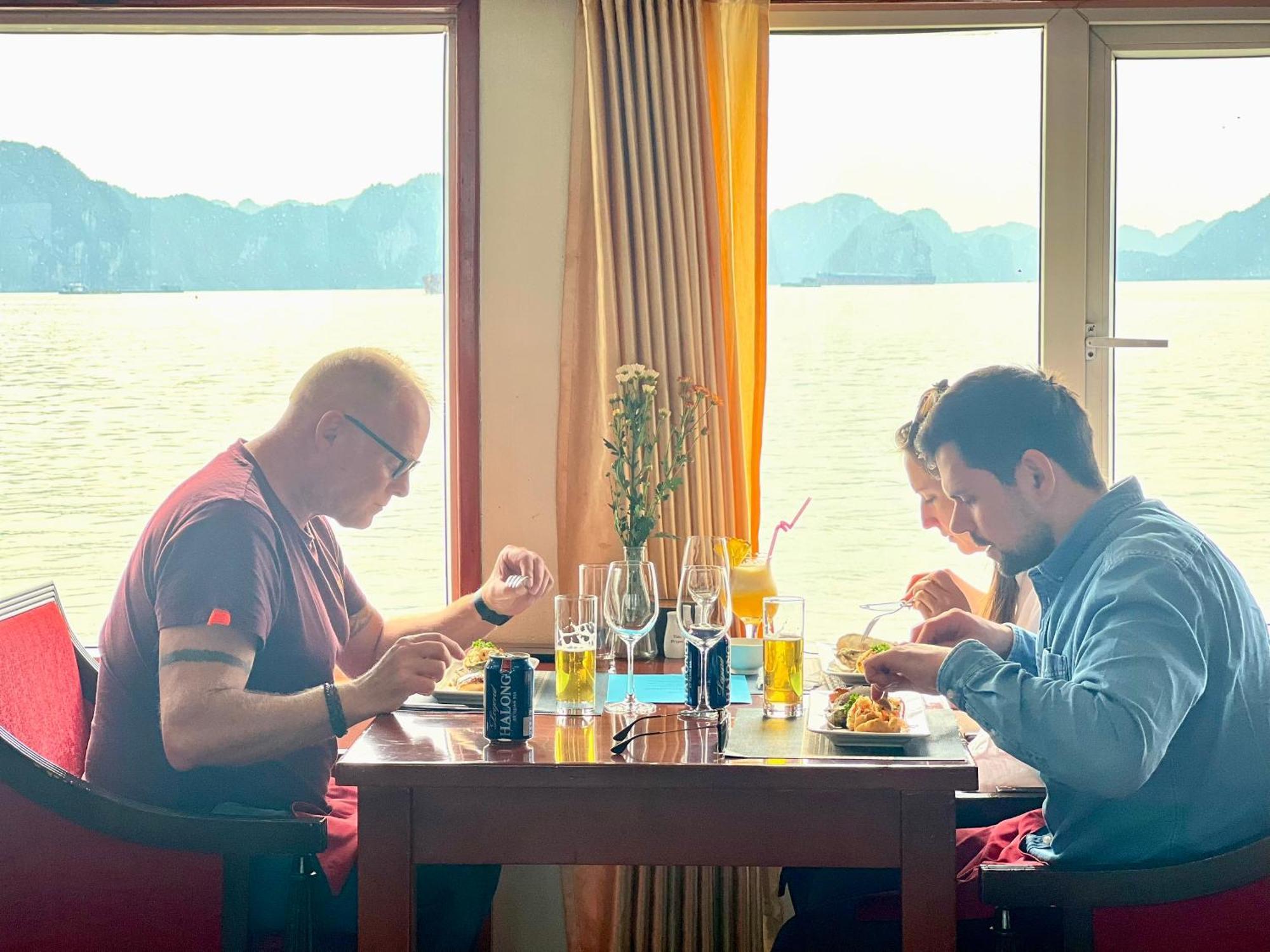 Dragon Crown Legend Cruise Hotell Ha Long Exteriör bild