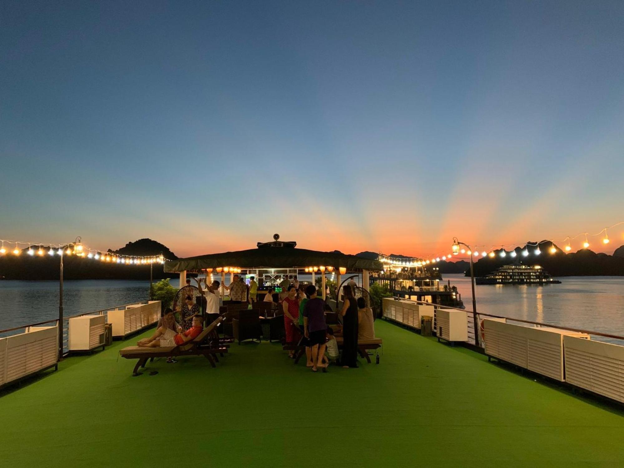 Dragon Crown Legend Cruise Hotell Ha Long Exteriör bild